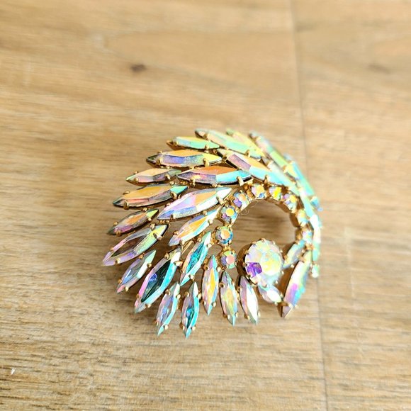 Vintage unsigned Sherman Aurora Borealis Rhinestones Brooch. Designer Jewelry. - Picture 5 of 7